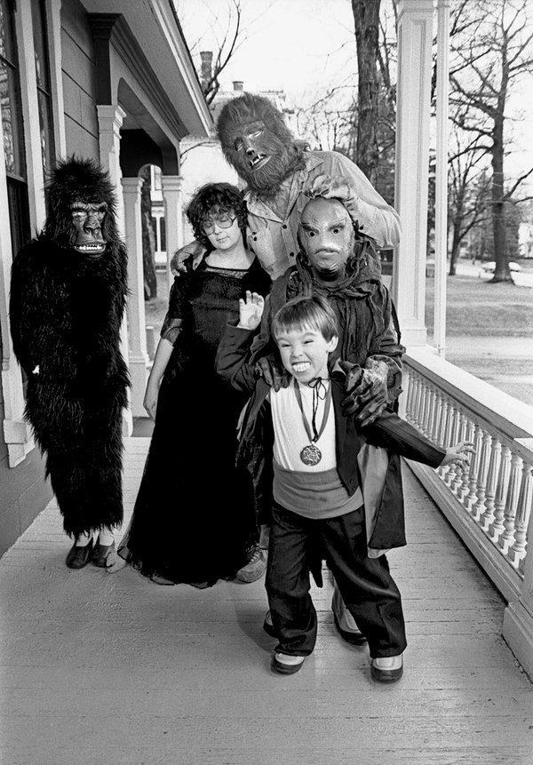 1981��4�½��Ϊ������־�������Ƭ��������˳ʱ�룺��ŷ�ס�����ɯ��˹�ٷҡ��Ǻ�ŷ�ġ�
